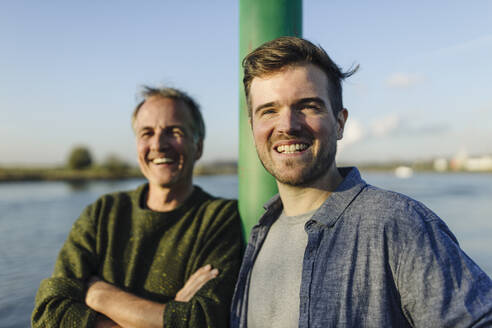 Glücklicher Vater und Sohn an der Stange am Fluss - GUSF05254