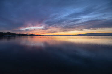 Langzeitbelichtung des Bodensees bei bewölktem Sonnenaufgang - ELF02352