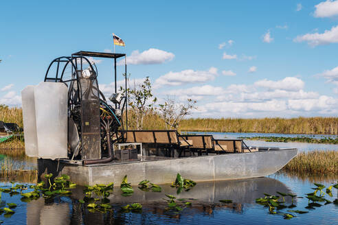 Luftkissenboot auf dem See im Everglades National Park vor blauem Himmel - GEMF04613