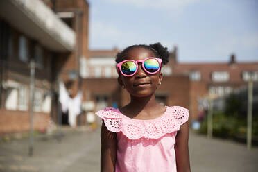 Porträt niedliches Mädchen mit hellrosa Sonnenbrille - CAIF30246