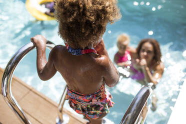 Mutter beobachtet Tochter in sonnigen Sommer Schwimmbad bekommen - CAIF30261