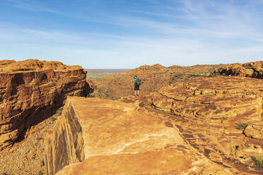 Männlicher Wanderer fotografiert die Landschaft des Kings Canyon - FOF12022