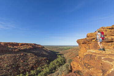 Wanderin bewundert die Landschaft des Kings Canyon - FOF12027