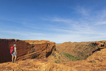 Wanderin bewundert die Landschaft des Kings Canyon - FOF12029