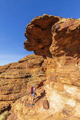 Wanderin steht unter einer erodierten Wand im Kings Canyon - FOF12031
