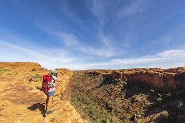 Wanderin fotografiert die Landschaft des Kings Canyon - FOF12033