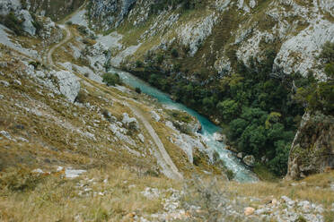 Wanderweg am fließenden Fluss im Nationalpark Picos De Europe, Asturien, Spanien - DMGF00431