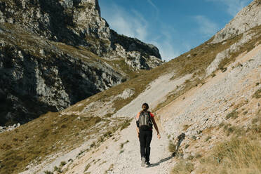 Frau mit Rucksack beim Wandern auf dem Cares Trail im Nationalpark Picos De Europe, Asturien, Spanien - DMGF00440