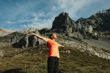 Wanderer mit ausgestreckten Armen auf dem Cares Trail im Nationalpark Picos De Europe, Asturien, Spanien - DMGF00447