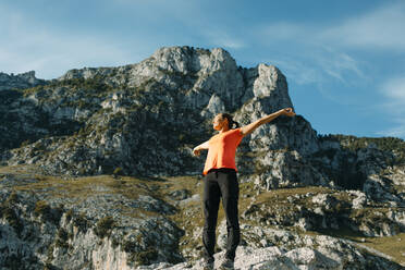 Mittlere erwachsene Frau mit ausgestreckten Armen auf dem Cares Trail im Nationalpark Picos De Europe, Asturien, Spanien - DMGF00456