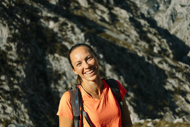 Glückliche Frau mit Rucksack auf dem Cares Trail im Nationalpark Picos De Europe, Asturien, Spanien - DMGF00462