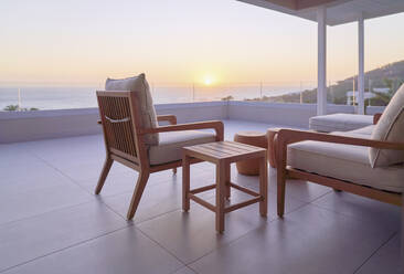 Traumhafter Blick auf den Sonnenuntergang vom Balkon der Luxuswohnung - CAIF30292