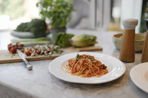 Stillleben frischer Teller Spaghetti auf Küchentisch - CAIF30344