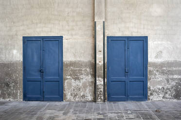 Geschlossene blaue Türen in einer verlassenen Fabrik - VEGF03726