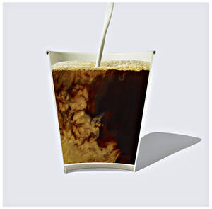 Querschnitt durch Milch, die sich im Einwegbecher mit Kaffee vermischt - RAMF00105