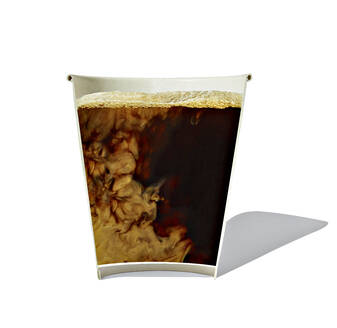 Querschnitt durch Milch, die sich im Einwegbecher mit Kaffee vermischt - RAMF00106