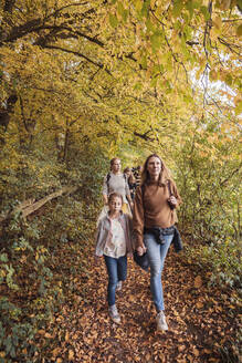 Forscher beim Spaziergang durch den Wald im Herbst - DHEF00543