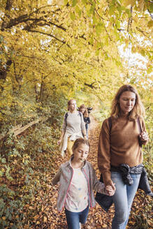 Ältere Frauen mit Kindern beim Wandern im Wald - DHEF00544