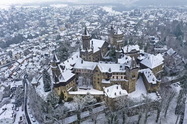 Deutschland, Hessen, Braunfels, Blick aus dem Hubschrauber auf Schloss Braunfels und die umliegende Stadt im Winter - AMF09055