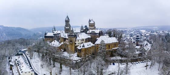 Deutschland, Hessen, Braunfels, Hubschrauber-Panorama von Schloss Braunfels und der umliegenden Stadt im Winter - AMF09056