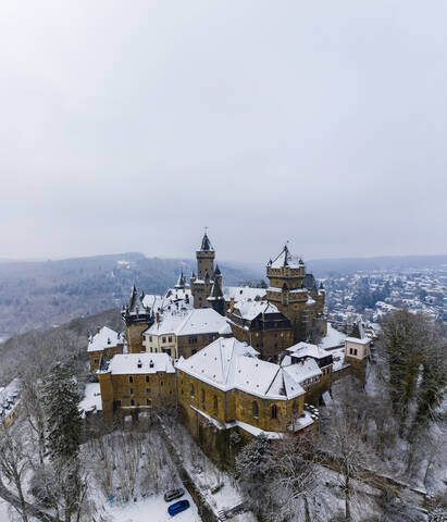Deutschland, Hessen, Braunfels, Blick aus dem Hubschrauber auf das Schloss Braunfels im Winter, lizenzfreies Stockfoto