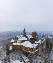 Deutschland, Hessen, Braunfels, Blick aus dem Hubschrauber auf das Schloss Braunfels im Winter - AMF09058