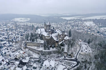 Deutschland, Hessen, Braunfels, Blick aus dem Hubschrauber auf Schloss Braunfels und die umliegende Stadt im Winter - AMF09059