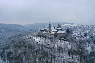 Deutschland, Hessen, Braunfels, Blick aus dem Hubschrauber auf Schloss Braunfels und die umliegende Stadt im Winter - AMF09060