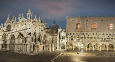 Italien, Venetien, Venedig, Markusdom auf dem leeren Markusplatz in der Abenddämmerung - HAMF00802