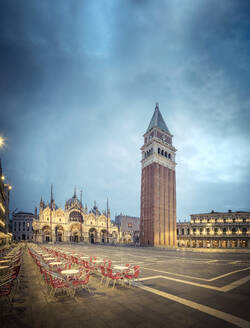 Italien, Venetien, Venedig, Markusdom auf dem leeren Markusplatz in der Abenddämmerung - HAMF00803