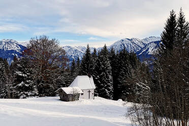 Kleine schneebedeckte Kapelle in den Allgäuer Alpen - ALEF00111
