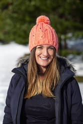 Lächelnde Frau in warmer Kleidung im Winter - OCMF02030