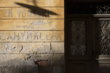 Schatten einer Straßenlaterne auf einer zerbrochenen Mauer - PSTF00784