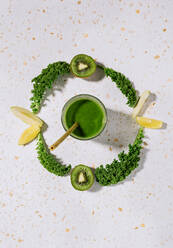 Healthy summer green juice with apple, lemon and kale on a modern terrazzo marble - GEMF04632