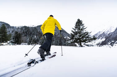 Mann beim Skifahren gegen den klaren Himmel im Winter - DAMF00681