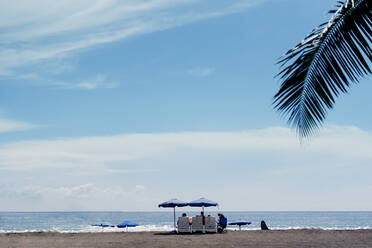 Costa Rica, Jaco, Touristen entspannen sich am Sandstrand - OCMF02045