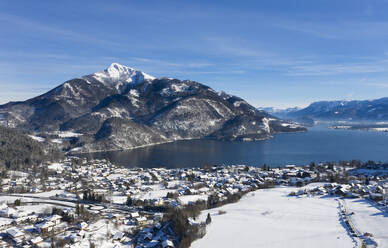 Österreich, Salzburg, Sankt Gilgen, Drohnenansicht der Stadt am Ufer des Wolfgangsees im Winter - WWF05759