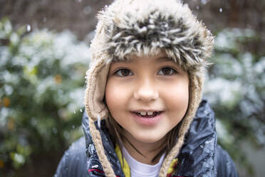 Niedliches Mädchen mit Strickmütze im Schnee - IFRF00364