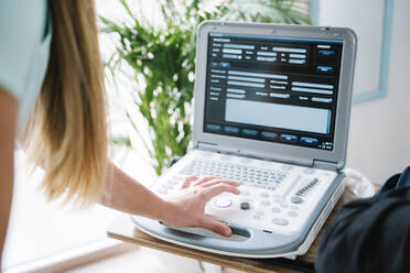 Female nurse using monitoring equipment - MPPF01484