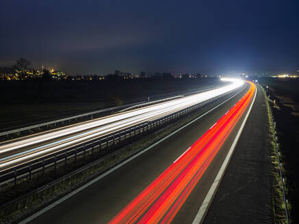 Lichtspuren auf der Autobahn gegen den Himmel - HUSF00224