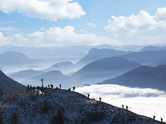 Tirol, Chiemgauer Alpen, Backpacker wandern auf den Heuberggipfel - HAMF00804
