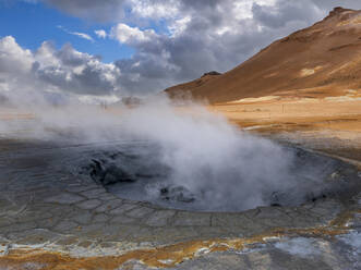 Dampfaustritt aus einem Geysir gegen einen Berg, Hverir, Island - LAF02675