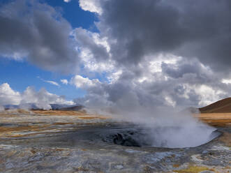 Dampf, der aus einem Geysir gegen einen bewölkten Himmel austritt, Hverir, Island - LAF02676