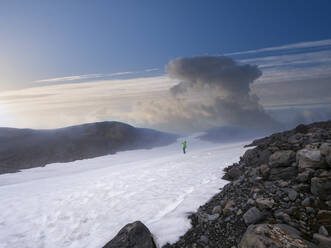 Männlicher Tourist steht auf Schnee gegen den Himmel, Myrdalsjokull, Island - LAF02678