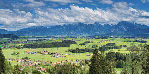 Deutschland, Bayern, Füssen, Alpenlandschaft von der Ruine Eisenberg aus gesehen - WGF01381