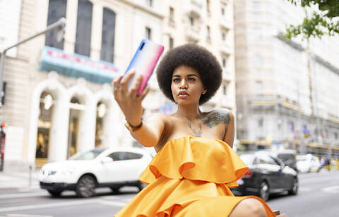 Afro-Frau nimmt Selfie durch Handy in der Stadt, lizenzfreies Stockfoto