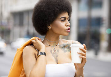 Afro-Frau mit Kaffeetasse im Freien - JCCMF01170