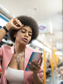 Junge Frau benutzt Smartphone im Zug - JCCMF01177