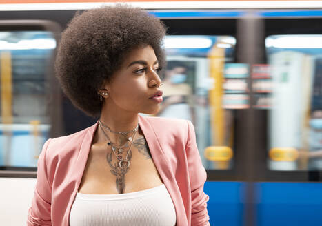 Afro-Frau, die in der U-Bahn-Station wegschaut - JCCMF01179