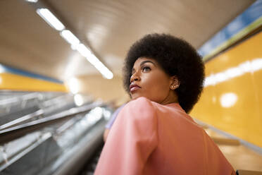 Afro-Frau auf Rolltreppe in U-Bahn-Station - JCCMF01185